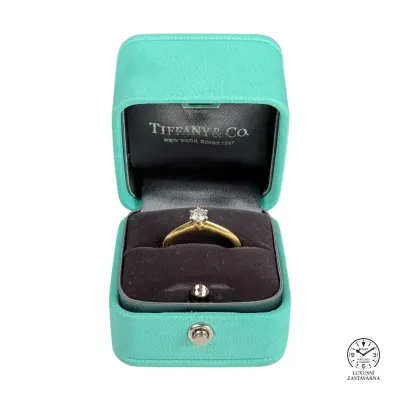 Prsten Tiffany & Co. s diamantem v tyrkysové krabičce
